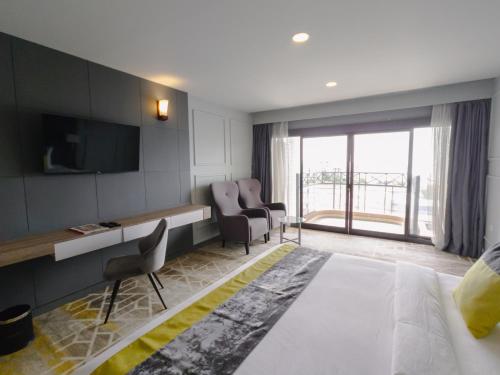 Standard King Room (Free Return Airport Transfer & 10% discount on Food & Beverage) image 2