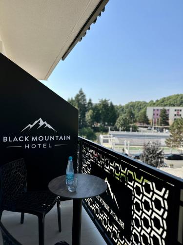 Sala de estar / sala de TV, BlackMountain Hotel in Bajram Curri