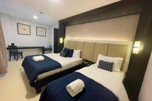 1 queen bed, 1 twin bed