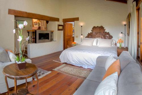 Casa Avándaro con alberca, Río, Bosque y Cocinera! in Valle de Bravo, Mexico