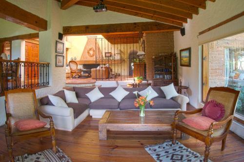Casa Avándaro con alberca, Río, Bosque y Cocinera! in Valle de Bravo, Mexico