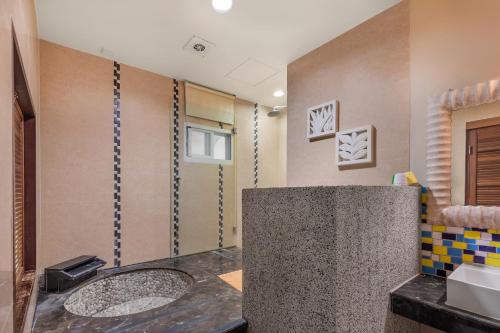 Quadruple Room with Bath image 7
