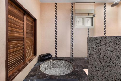 Quadruple Room with Bath image 8