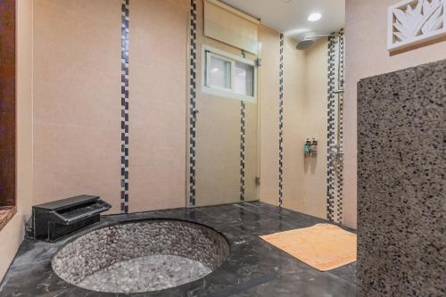 Quadruple Room with Bath image 10