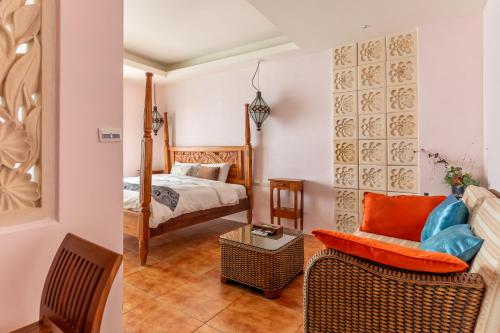 Double Room with Balcony image 8