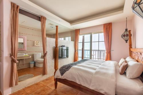 Double Room with Balcony image 10