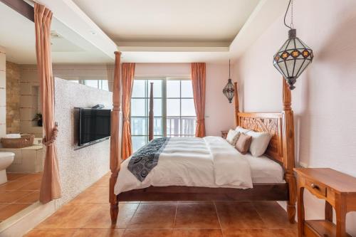 Double Room with Balcony image 9