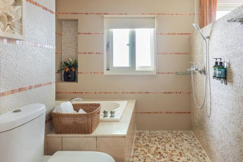 Double Room with Balcony image 4