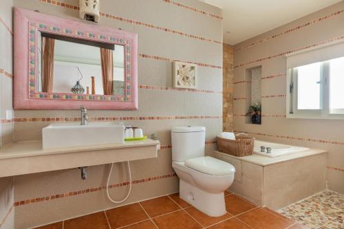 Double Room with Balcony image 3