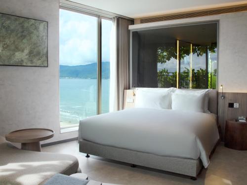 Deluxe Double Room with Partial Sea View and Bathtub