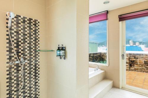 Deluxe Double Room with Balcony and Sea View image 6