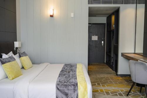 Standard King Room (Free Return Airport Transfer & 10% discount on Food & Beverage) image 1