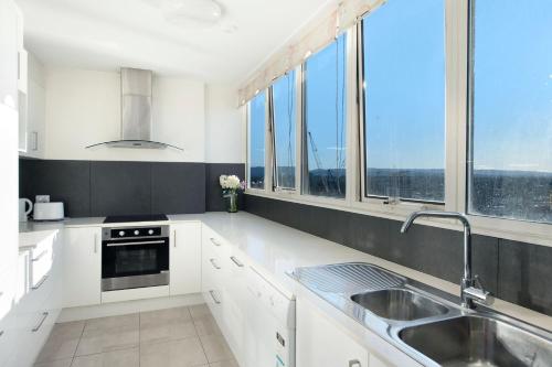 Spacious 3 Bedroom Apartment in Surfers Paradise - CoastHM - image 2