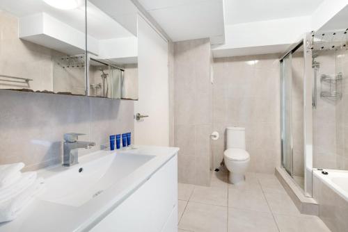 Spacious 3 Bedroom Apartment in Surfers Paradise - CoastHM - image 4