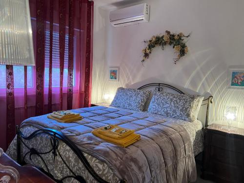 1 queen bed, 1 sofa bed