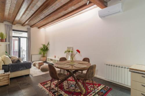 GuestReady - Sunny flat in El Gotic - Tap to explore photos