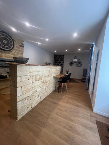Logement entier, Studio 131, à Sarlat centre, avec spa, parking privé et à 15min à pied de la cité médiévale Logement entier, Studio 131, à Sarlat centre, avec spa, parking privé et à 15min à pied de la cité médiévale