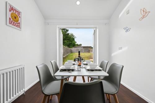 บริการและสิ่งอำนวยความสะดวก, Modern 3BR, Contractors, relocations, families, free parking, fast WiFi in เลินนิ้งตัน สปา