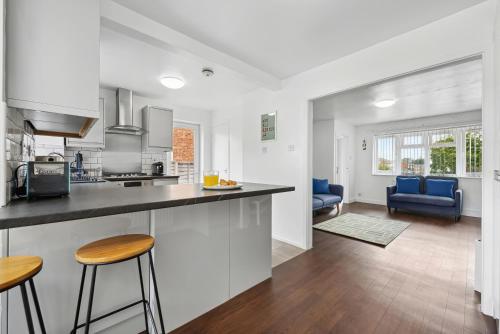 Modern 3BR, Contractors, relocations, families, free parking, fast WiFi in เลินนิ้งตัน สปา