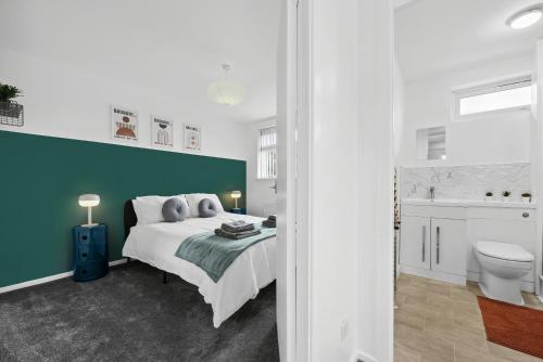 Modern 3BR, Contractors, relocations, families, free parking, fast WiFi in เลินนิ้งตัน สปา