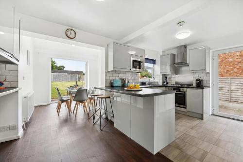 Modern 3BR, Contractors, relocations, families, free parking, fast WiFi in เลินนิ้งตัน สปา