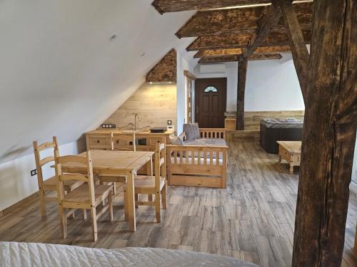 Létesítmények, Vířivka a sauna na pokoji,nebo na vlastní terase - Farma u Příbrami (Virivka a sauna na pokoji,nebo na vlastni terase - Farma u Pribrami) in Příbram