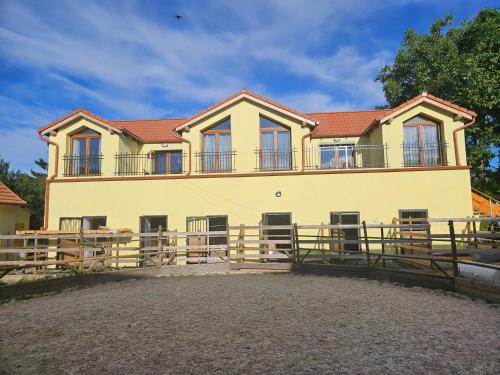 Buitenkant, Vířivka a sauna na pokoji,nebo na vlastní terase - Farma u Příbrami (Virivka a sauna na pokoji,nebo na vlastni terase - Farma u Pribrami) in Pribram