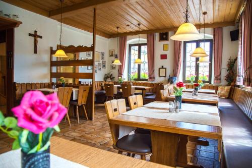 Restaurant, Hotel zur Linde in Gadheim