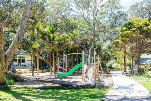 Játszótér, Karaka Bay Lodge in Great Barrier Island