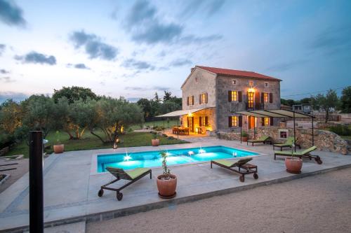 Villa with pool, olive garden and sea view by TRAVELER tourist agency Krk - ID 2147 – khách sạn tại Skrpcici