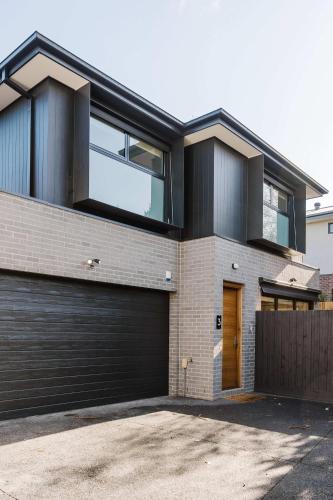 Stylish 4BR Family Townhouse with Private Courtyard