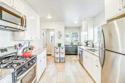 Charming 2BR-2BA Home in the Heart of LA - HUD in Los Angeles, USA