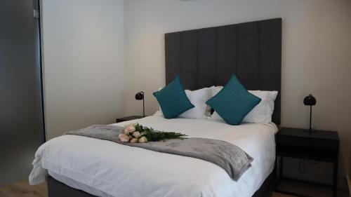 The Wantage Suites - Tap to explore photos