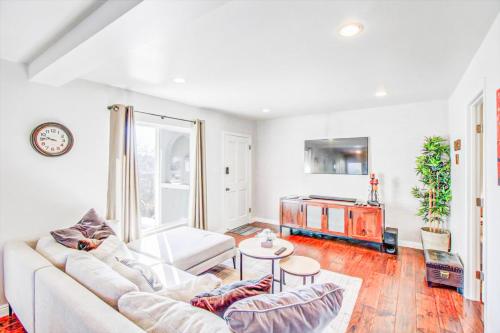 Charming 2BR-2BA Home in the Heart of LA - HUD in Los Angeles, USA