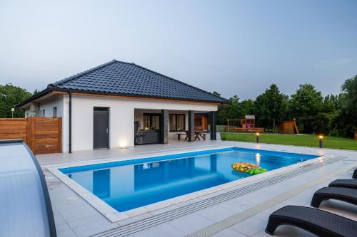 Swimming pool, Mitosz Apartman in Gyomaendrod