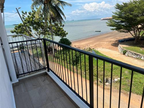 Erkély/terasz, 2000 négyzetméteres, 7 hálószobás Ház 2 fürdőszobával Taman Samudra területén (Sevenseas Seaview Family  Home ) in Taman Samudra