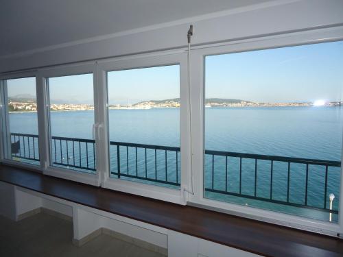 First Row to The Sea - Ideal for Families - Sea at Your Doorstep - House Sisko – khách sạn tại Seget Donji