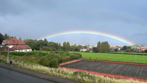 สภาพแวดล้อมโดยรอบ, Two Bedrooms, One Super King Room & One Double Room, plus Sofa Beds & Cot with Private Bathroom for  in คอลวี เบย์