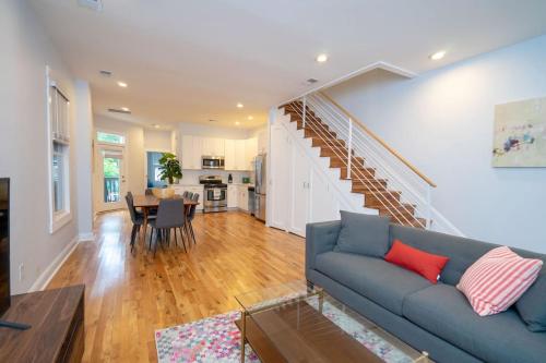 Modern 4BR Columbia Heights Gem Walk 2 Metro & Shops in Washington, USA