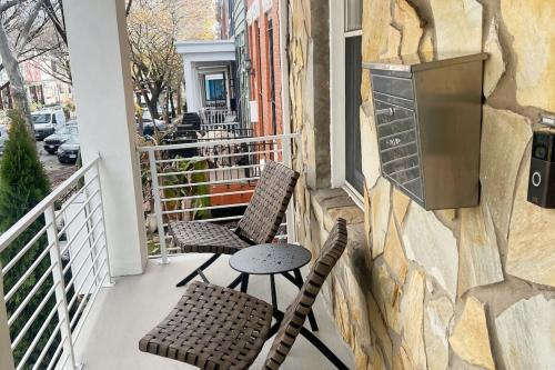 Modern 4BR Columbia Heights Gem Walk 2 Metro & Shops in Washington, USA