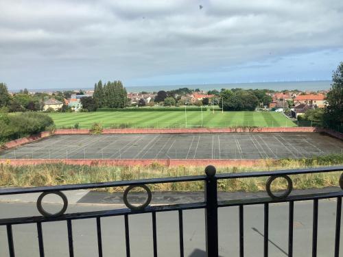 ทัศนียภาพภายนอกโรงแรม, Two Bedrooms, One Super King Room & One Double Room, plus Sofa Beds & Cot with Private Bathroom for  in คอลวี เบย์