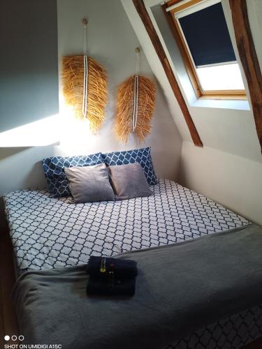 1 queen bed, 3 twin beds
