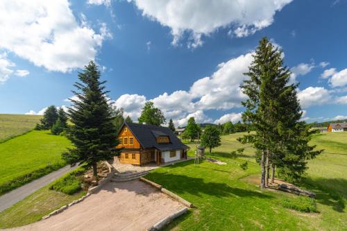 Pohled zvenku, Roubenka Růženka - Říčky v Orlických horách (Roubenka Ruzenka - Ricky v Orlickych horach) in Říčky