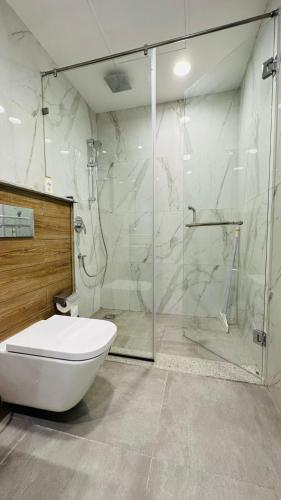 Luxurious One bed penta square with stunning view - image 12