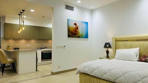 Luxurious One bed penta square with stunning view - image 7