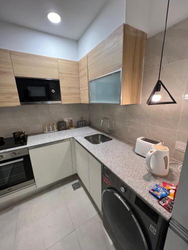 Luxurious One bed penta square with stunning view - image 2