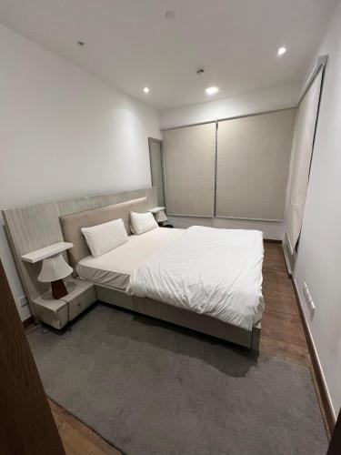 Luxurious One bed penta square with stunning view - image 3