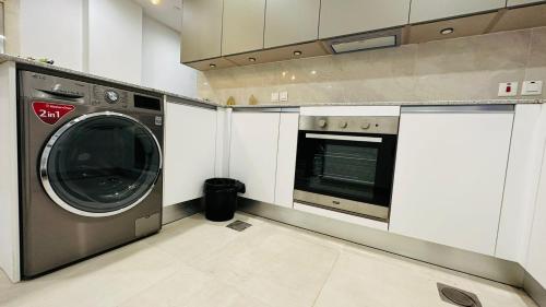 Luxurious One bed penta square with stunning view - image 6