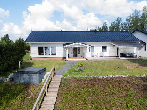 Villa Nurmenhelmi jarven rannalla in Lempaala