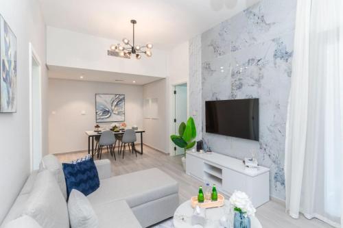 Classy 1BR Midtown Stay Near Miracle Garden by Vibel, Dubaï (photo 3)